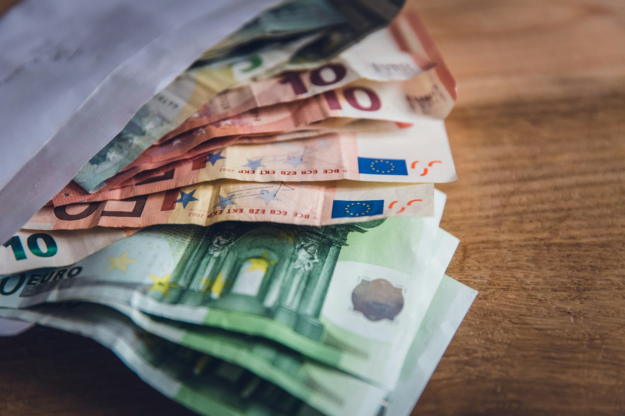 Euro-Banknoten auf einem Holztisch – Bargeld im Betrieb